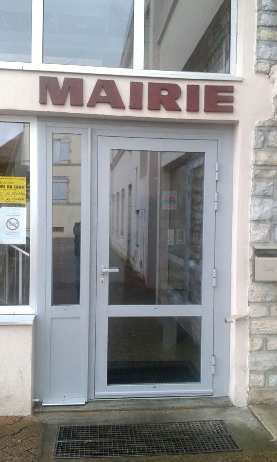 Remplacement porte mairie