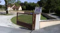 [Nos réalisations] Pose d'un portail à motorisation solaire dans le Jura