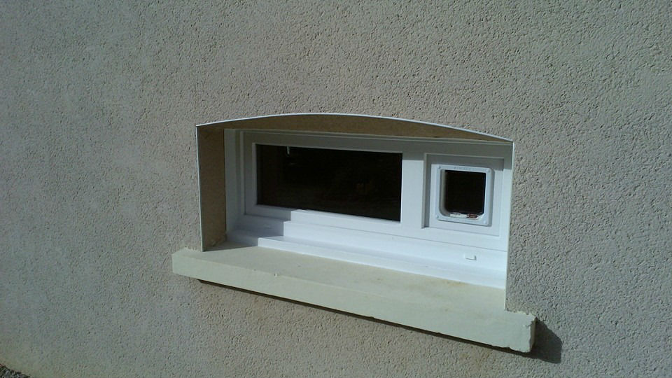 Fenêtre PVC avec chattière