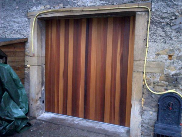 Porte de garage en bois