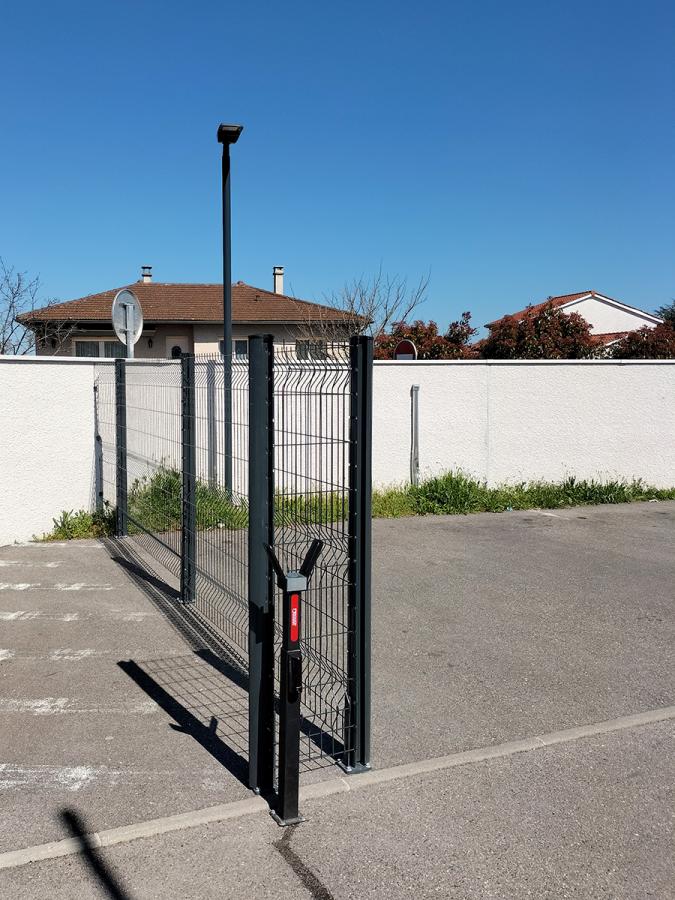 Installation d'une clôture rigide