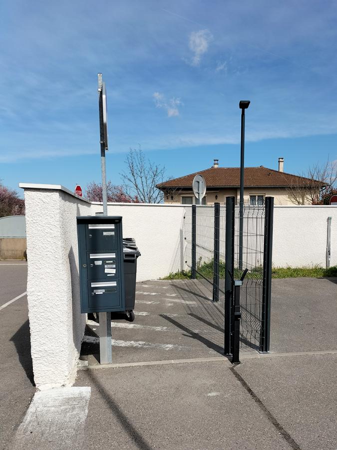 Installation d'une clôture rigide