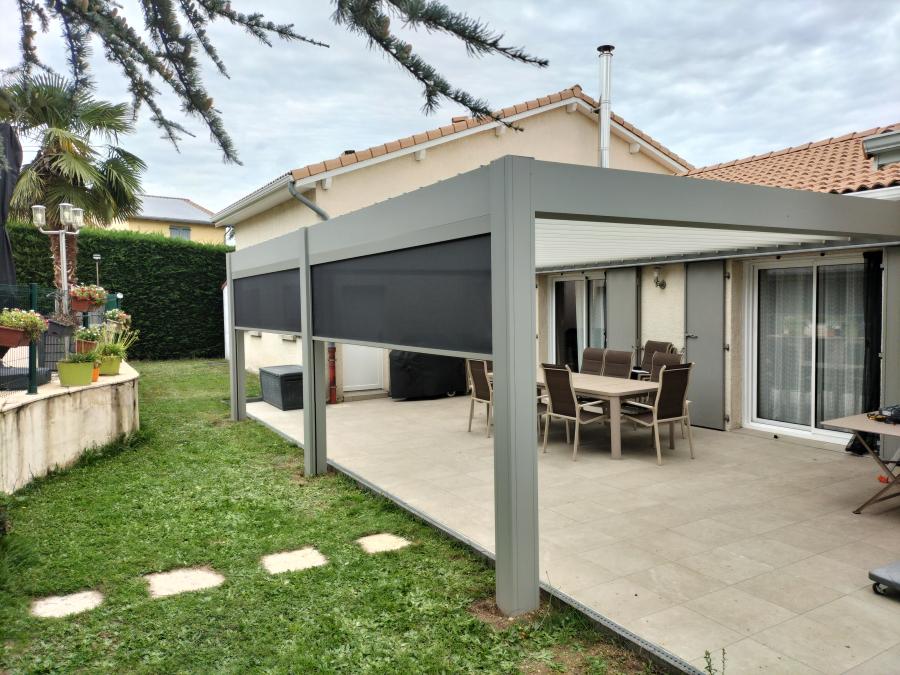 Pergola bioclimatique avec stores latéraux